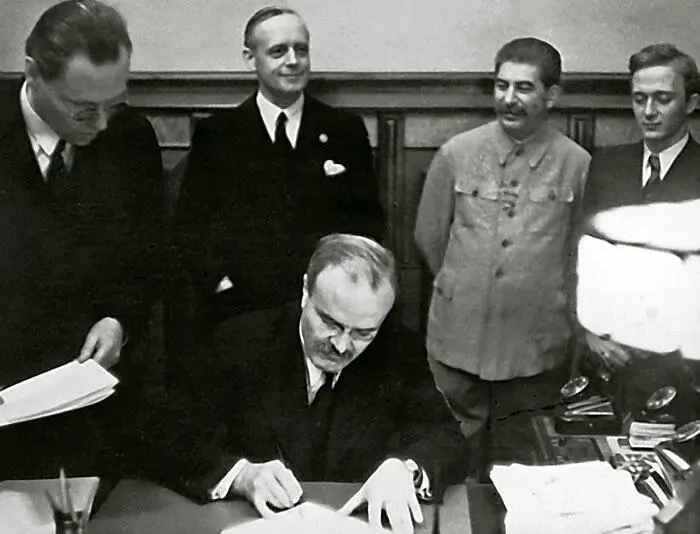 Молотов подписывает германосоветский пакт о ненападении 23 августа 1939 года - фото 30