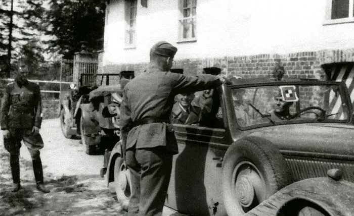 Иоахим фон Риббентроп с сыном Рудольфом в Артуа в мае 1940 года Рудольф фон - фото 37