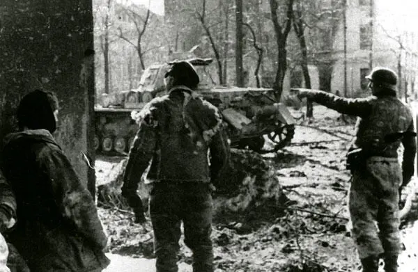 Рудольф фон Риббентроп во время уличных боев в Харькове в марте 1943 года В - фото 39