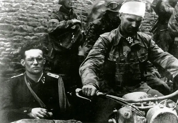 В окрестностях Кана 9 июня 1944 года за рулем Макс Вюнше командир 12го - фото 40