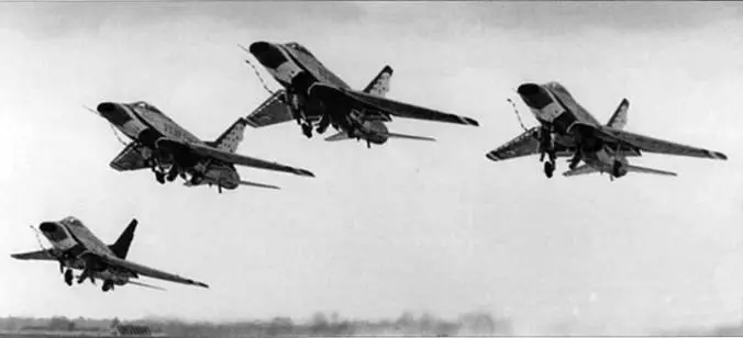 Оснащенные в 1964 г штангами дозаправки топливом в полете Супер Сейбры - фото 68