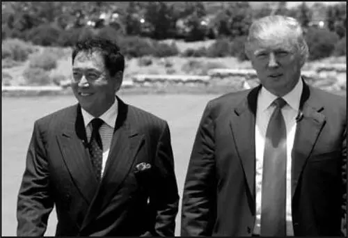 Роберт и Дональд осматривают поле для гольфа в Trump National Golf Club в - фото 12