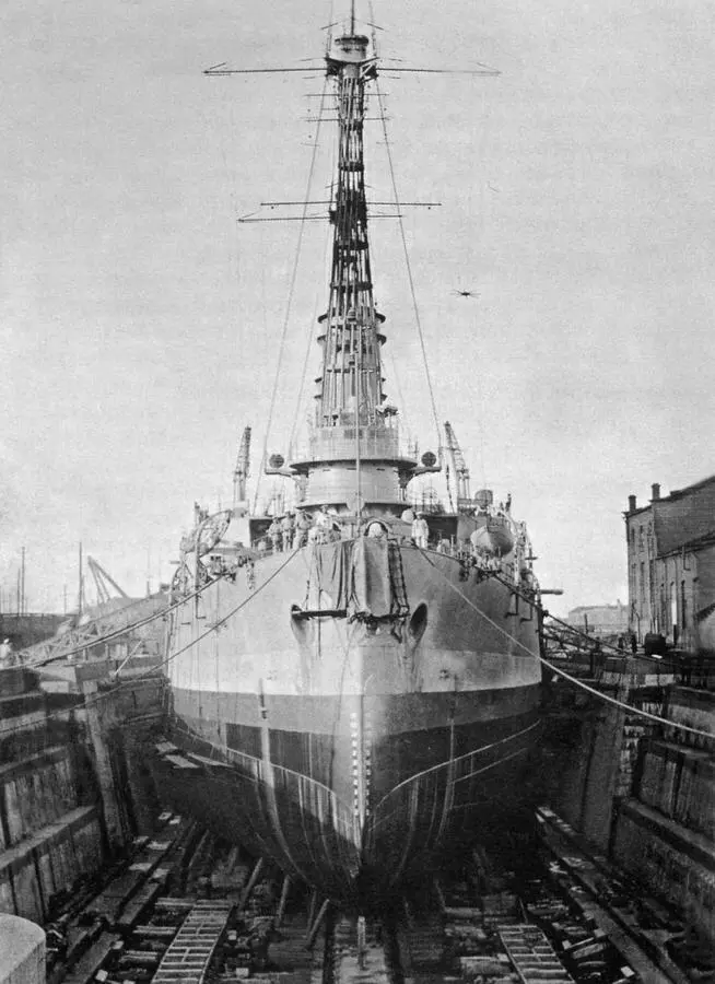 Линейный корабль Андрей Первозванный в сухом доке Кронштадта 1910е годы - фото 35