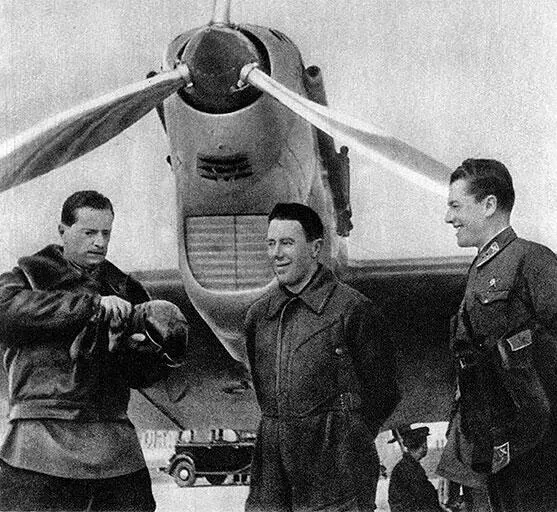 Огонек Перед полетом слева направо М Громов С Данилин и А Юмашев - фото 94