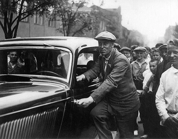 Алексей Стаханов с автомобилем подаренным ему Сталиным 1936 год Пусть в - фото 96
