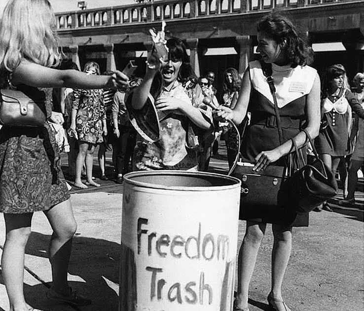 Знаменитая акция феминисток сожжение лифчиков НьюЙорк 1968 год Ужель - фото 168