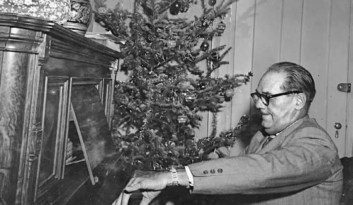 Новый 1947й год за пианино нелюбимый мной Стеллан Уиндроу Живя в Америке я - фото 54
