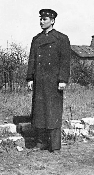 Так выглядела школьная форма советских учащихся в Берлине 1949 г Сотрудники - фото 73
