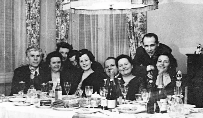 Сотрудники Совэкспортфильма в Берлине встречают новый 1950 год Крайние - фото 75