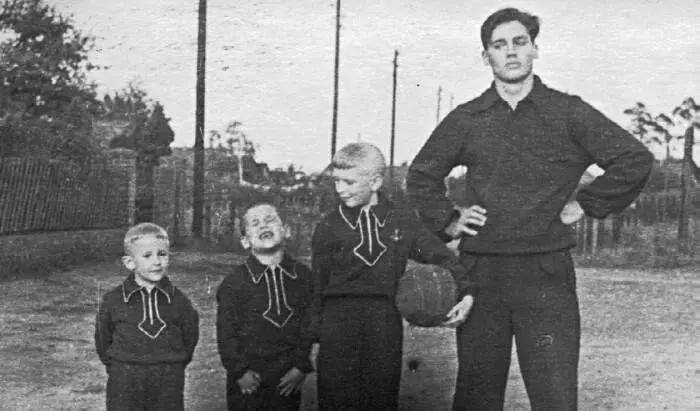 Наша берлинская футбольная команда Я крайний справа мой брат Павлик второй - фото 82