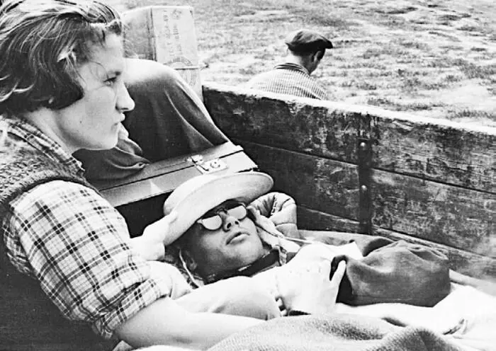 В кузове грузовика Болею Лечит меня Лия Фролова Алтай 1956 г Среди - фото 108