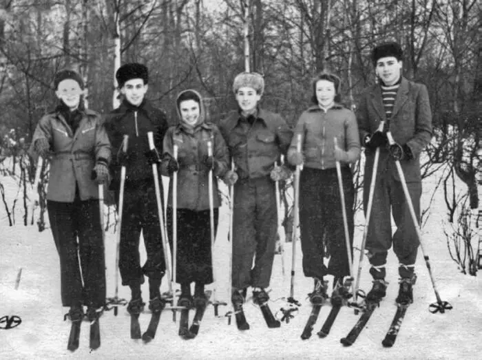 Приобщаюсь к совершенно незнакомым мне зимним видам спорта Я крайний справа - фото 111