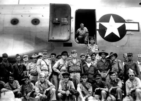 На следующий день после освобождения Наоэцу 1945 Луи в первом ряду третий - фото 3