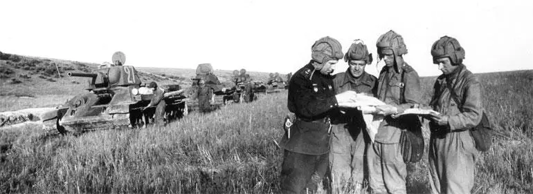 Гвардии полковник ВВ Сытин ставит задачу 1943 год На переднем плане танк - фото 4