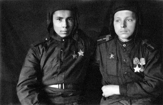 Механикиводители Александр Иватулин и Дмитрий Спиридонов 1945 год Пролежал я - фото 44