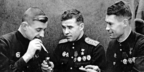 Асы 40го Гвардейского слева направо Иван Семенюк Николай Китаев и - фото 26