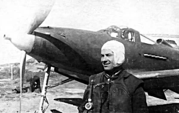 НГ Голодников на фоне самолета Аэрокобра Аэродром Североморска 1943 г - фото 51