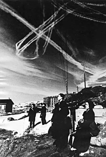Воздушный бой над Мурманском в 1942 г Хотя если совсем близко подойти можно - фото 54