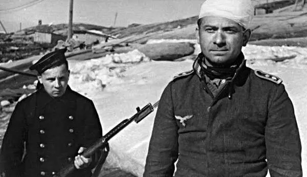 Матрос конвоирует сбитого немецкого летчика Мурманск 1942 г Опять же у них - фото 55