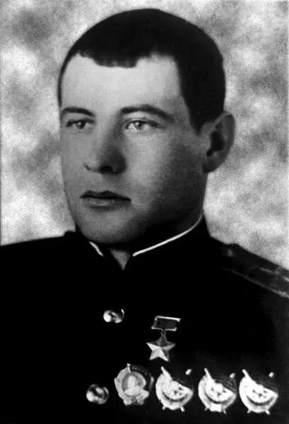 Адонкин Василий Семенович В декабре 1942го я был уже старшим летчиком На - фото 61