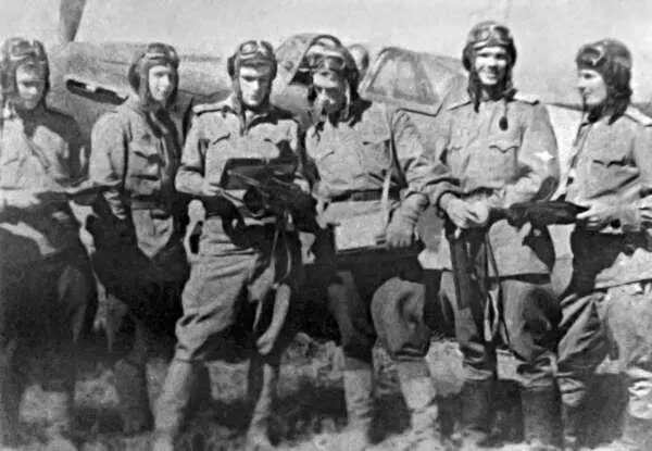 Эскадрилья 122го ИАП Слева направо летчики Ярко Л Андреев В Рыбалко М - фото 69