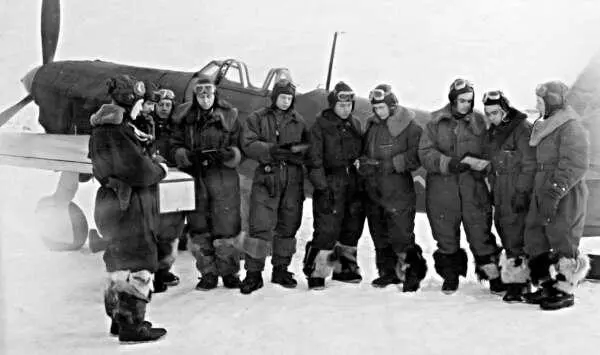 1я АЭ 168 ИАП перед боевым вылетом аэродром Шаталово Смоленской области - фото 74
