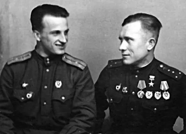 Летчики 111го Гв ИАП Михаил Чабров слева и Сергей Горелов 1943 г Вести - фото 79