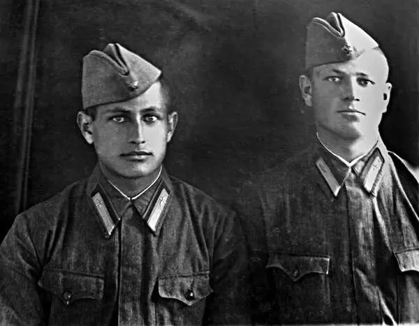 Курсанты Качинской летной школы бывшие одноклассники Семен Букчин и Григорий - фото 87