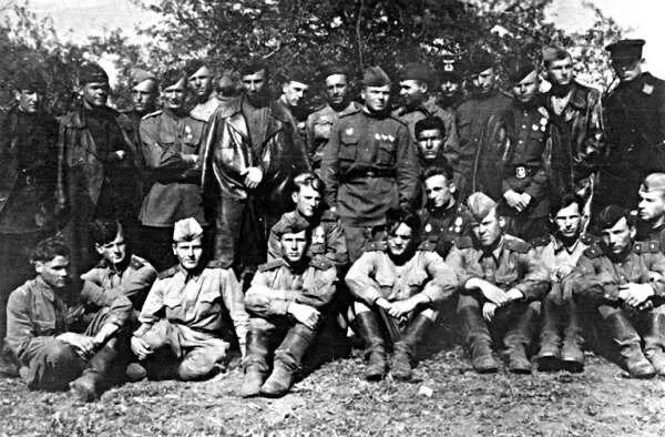 Сидят слева направо Коля Зонов погиб в октябре 1943 г Григорий - фото 88
