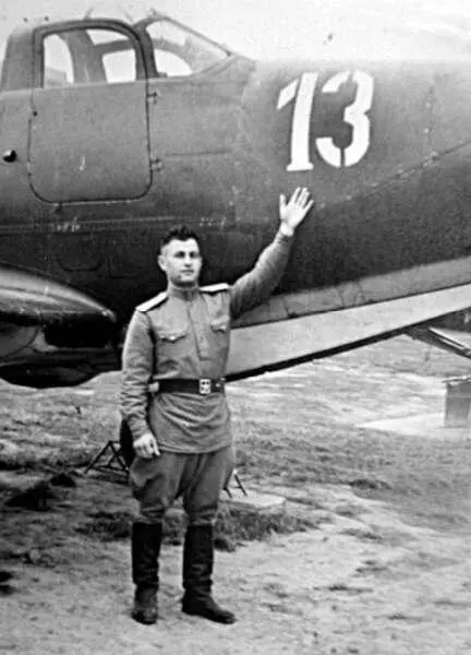 Семен Букчин рядом со своей кингкоброй Фотография сделана в 19471948 гг - фото 93