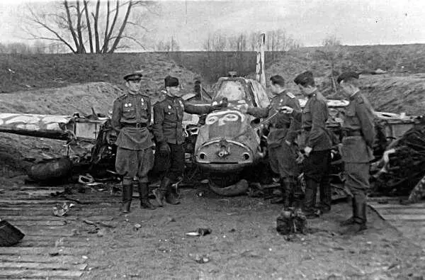 Летчики 86го ГИАП у обломков шткрмовика ХШ129 Дали нам задание лететь на - фото 96