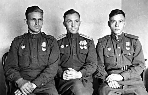Никоай Шилин кр звена Боровченко и Василий Канищев А мы тогда вдвоем - фото 97