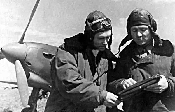 Летчики Марков и Тучин справа на фоне Як1 8го ЗАП БагайБарановка 1943 г - фото 111