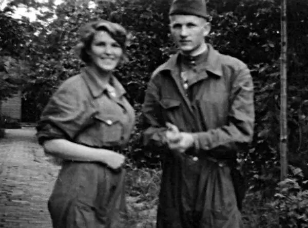 Раиса Михайлова и Борис Дементеев 1945 г На следующий день командир дивизии - фото 126