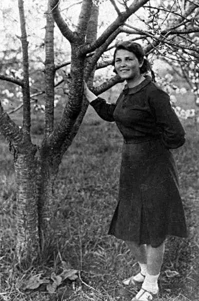 Раиса Михайлова апрель 1943 г В октябре 1943го полк перелетел на фронт Вот - фото 129