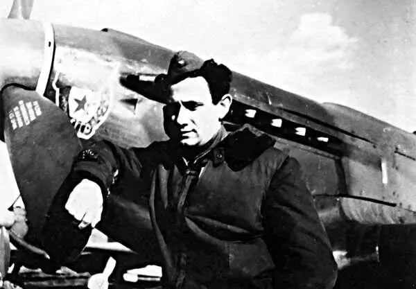 Юрий Мовшевич у своего самолета Як9У Я спрашиваю ведущего Слушай чего это - фото 146