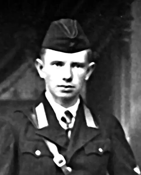Родился я 19 апреля 1923 года в глухой деревушке Люто головая под Псковом - фото 156