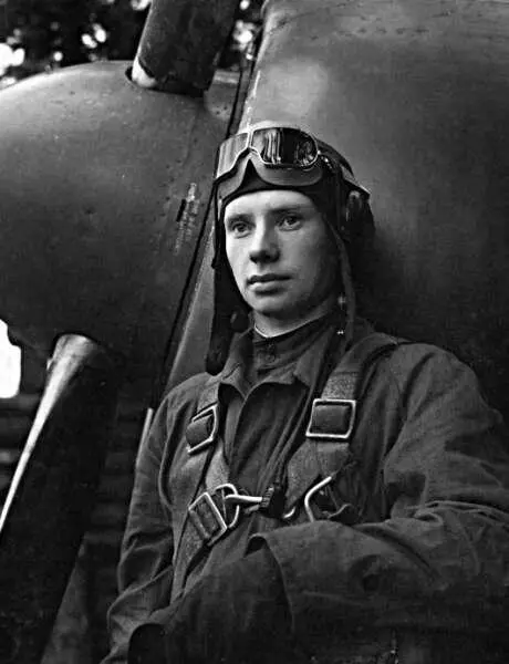 Александр Васильев у своего самолета Ла5 40 аэродром Яровщина весна 1944 - фото 157