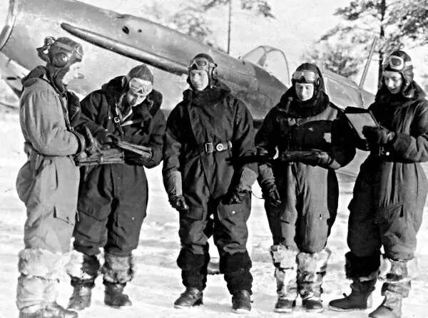 Эскадрилья 524го полка Комэск Емец Николай Рулин Борис Малеев Василий - фото 160