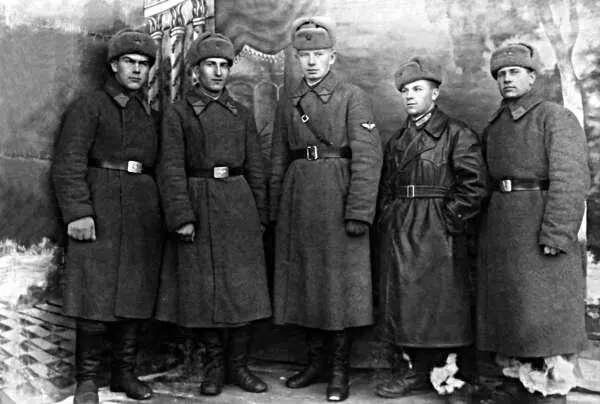 Летчики 716го ЛНБАП Александр Васильев стоит в середине Приходилось ли - фото 162