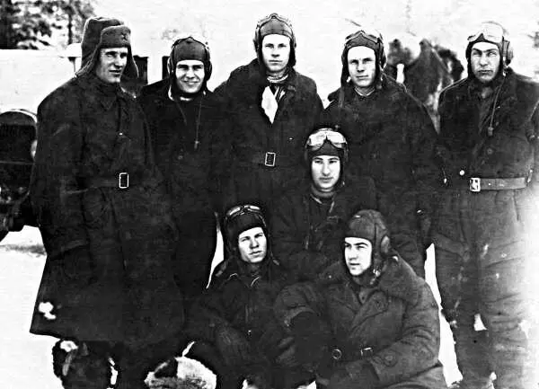Летчики 145го ИАП Слева направо неизвестный Иван Бочков Павел Кутахов - фото 167