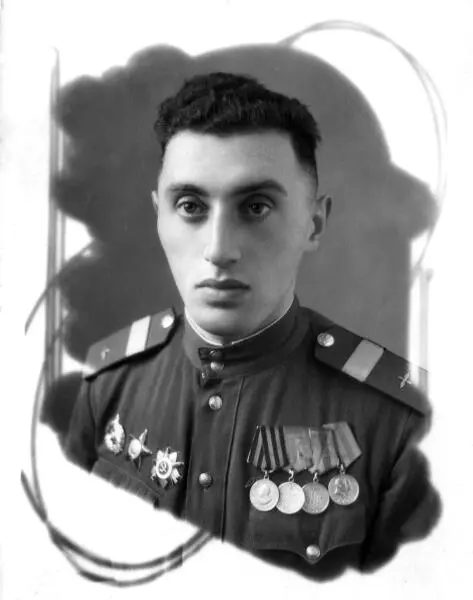 Я родился в Москве в 1926 году Пошел в школу стал октябренком потом - фото 9