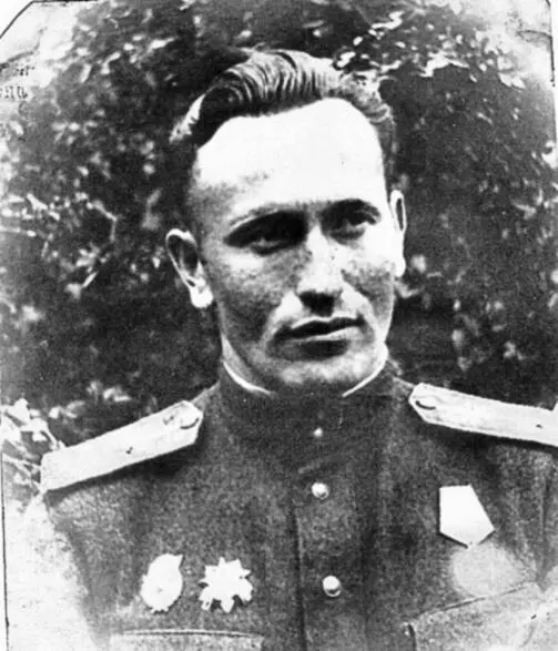 Я родился 1 мая 1923 года в местечке Калинковичи в Белоруссии Отец был простым - фото 19