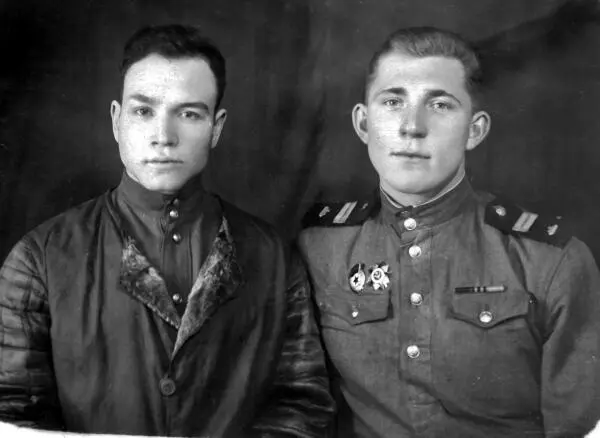 Летчик Купцов и стрелок Борис Владимирович Благовидов Мне мазали лицо какимто - фото 51