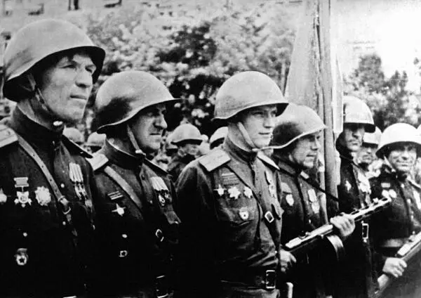 Парад в Дебрецене лето 1945го Лубченко Гасюк замполит полка Войцехович - фото 16