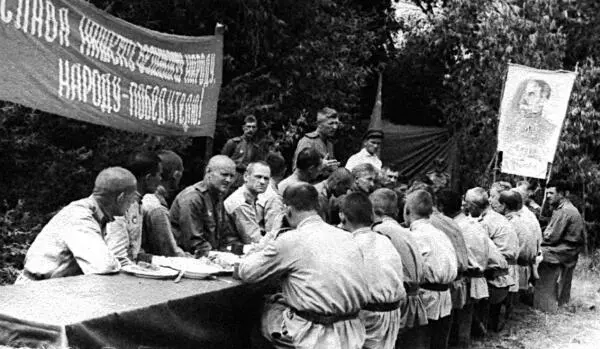 Лубенченко выступает перед взводом выведенным на отдых А вообще получается - фото 21