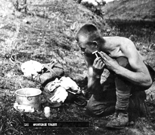 Солдат бреется перед фотографированием для партийного билета Было такое - фото 23