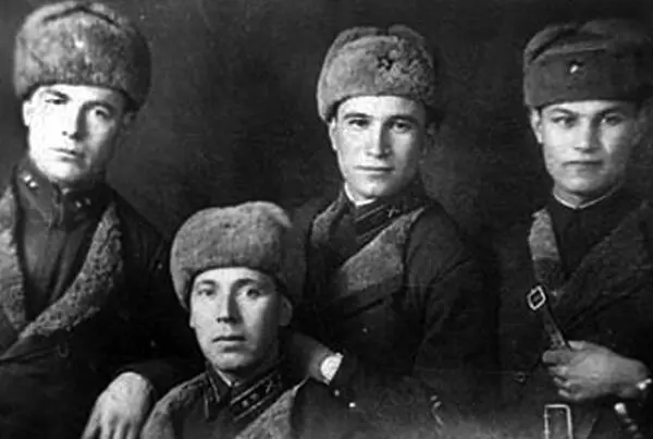 Выпускники Севастопольского зенитноартиллерийского училища Слева направо - фото 26