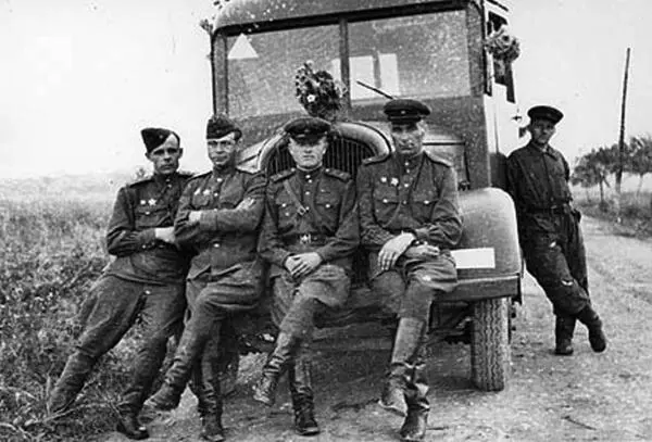 Командный состав 4й батареи В центре Синицкий АЗ Чехословакия 1945 год Так - фото 30