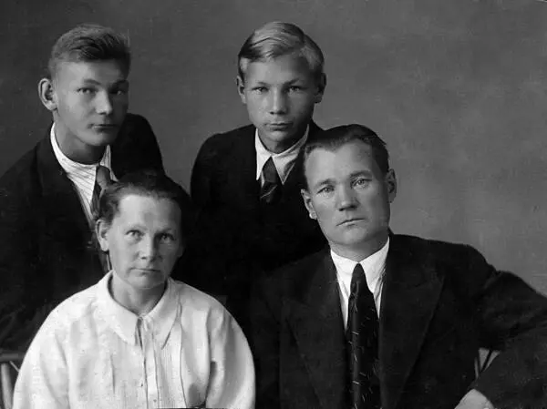 Семья Окишевых Родители и два младших брата Владимир и Николай Август 1938 - фото 36